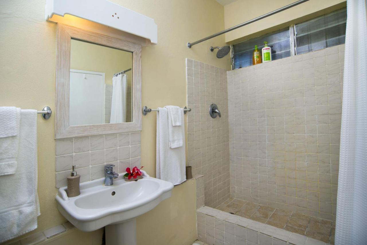 Ground Floor Apartment Located In Hometown, 5 Min Walk To The Beach Saint James Bagian luar foto