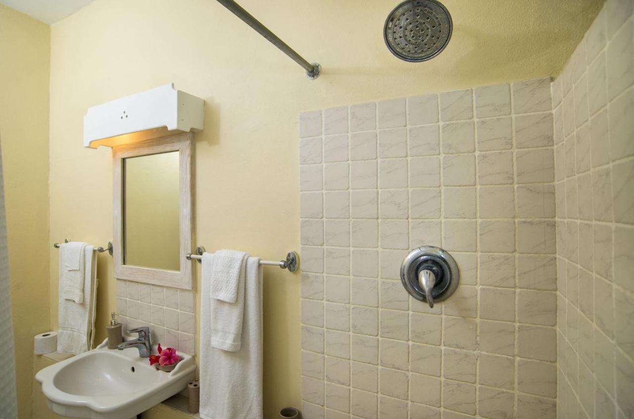 Ground Floor Apartment Located In Hometown, 5 Min Walk To The Beach Saint James Bagian luar foto