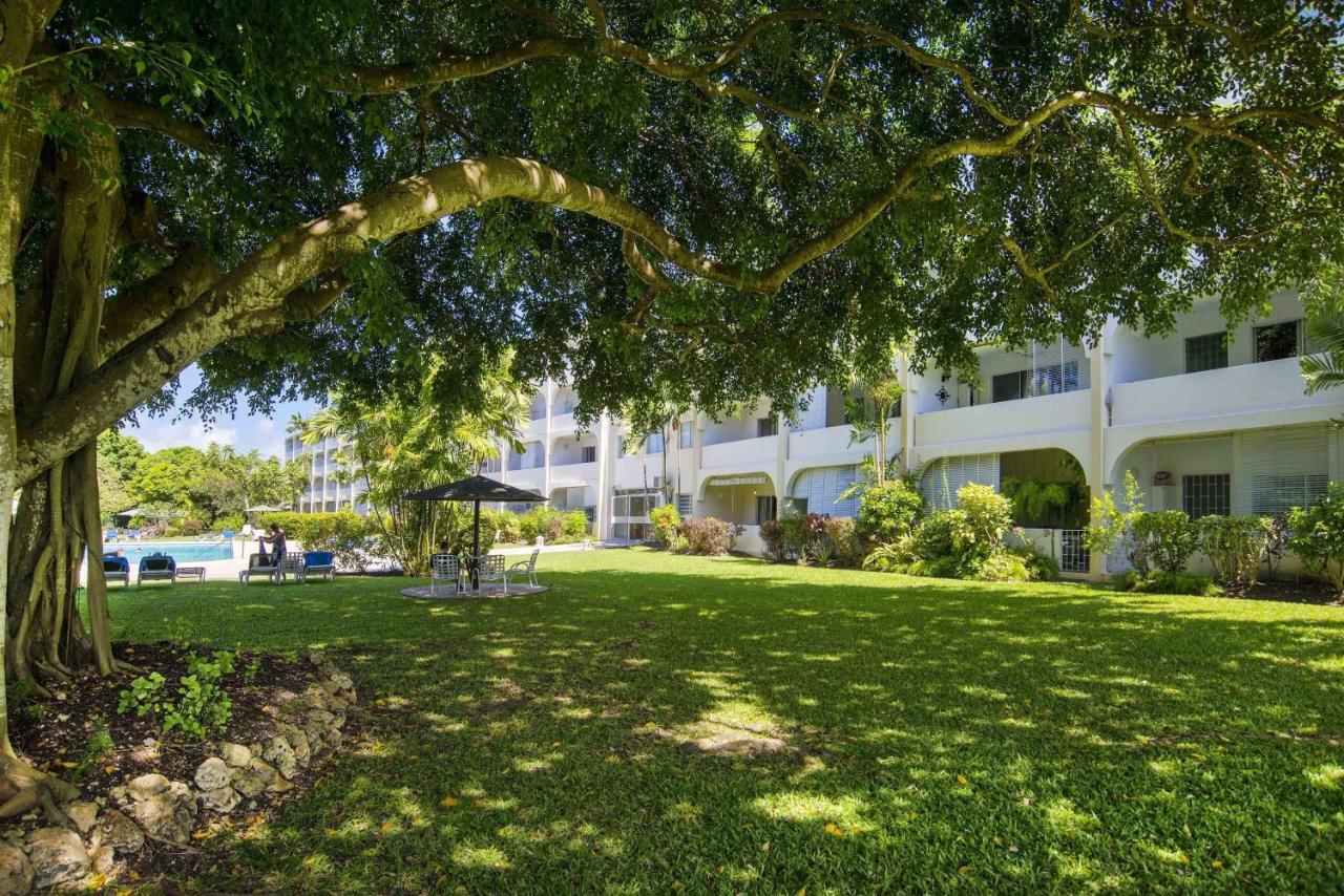 Ground Floor Apartment Located In Hometown, 5 Min Walk To The Beach Saint James Bagian luar foto